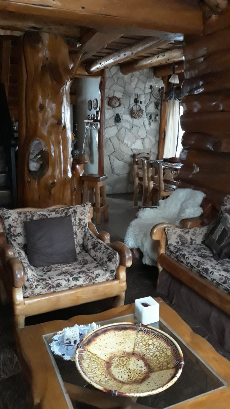 Rincón de descanso junto a la chimenea de piedra